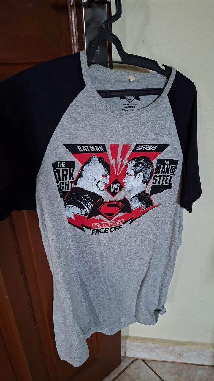 Camiseta batman vs superman, tamanho p, nunca usada