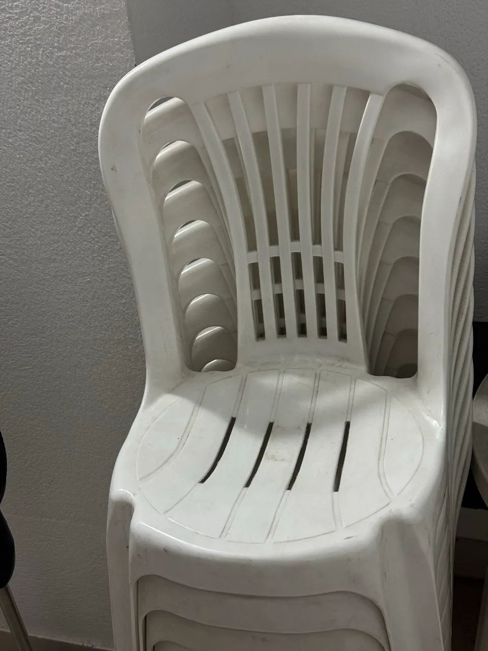 Cadeira de plástico branca  - Foto 3