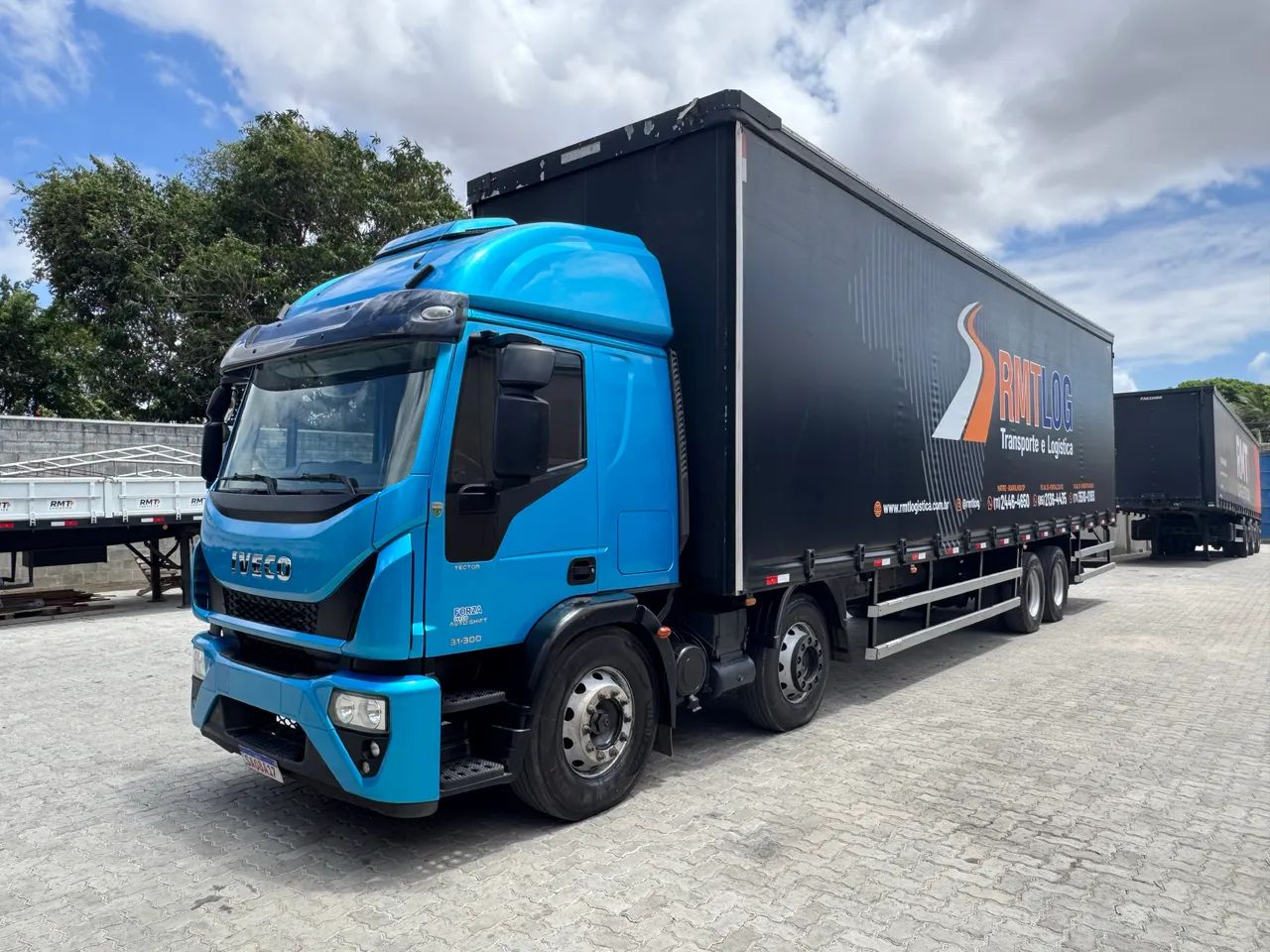 Iveco Tector 310E30  Baú Sider 4 Eixos  Excelente Estado