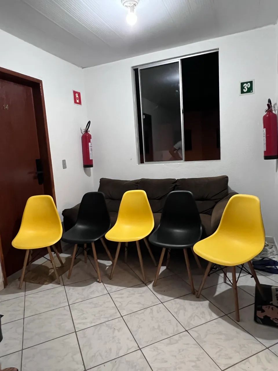 Vendo 5 cadeiras Eiffel com base de madeira maciça em perfeito estado de conservação!