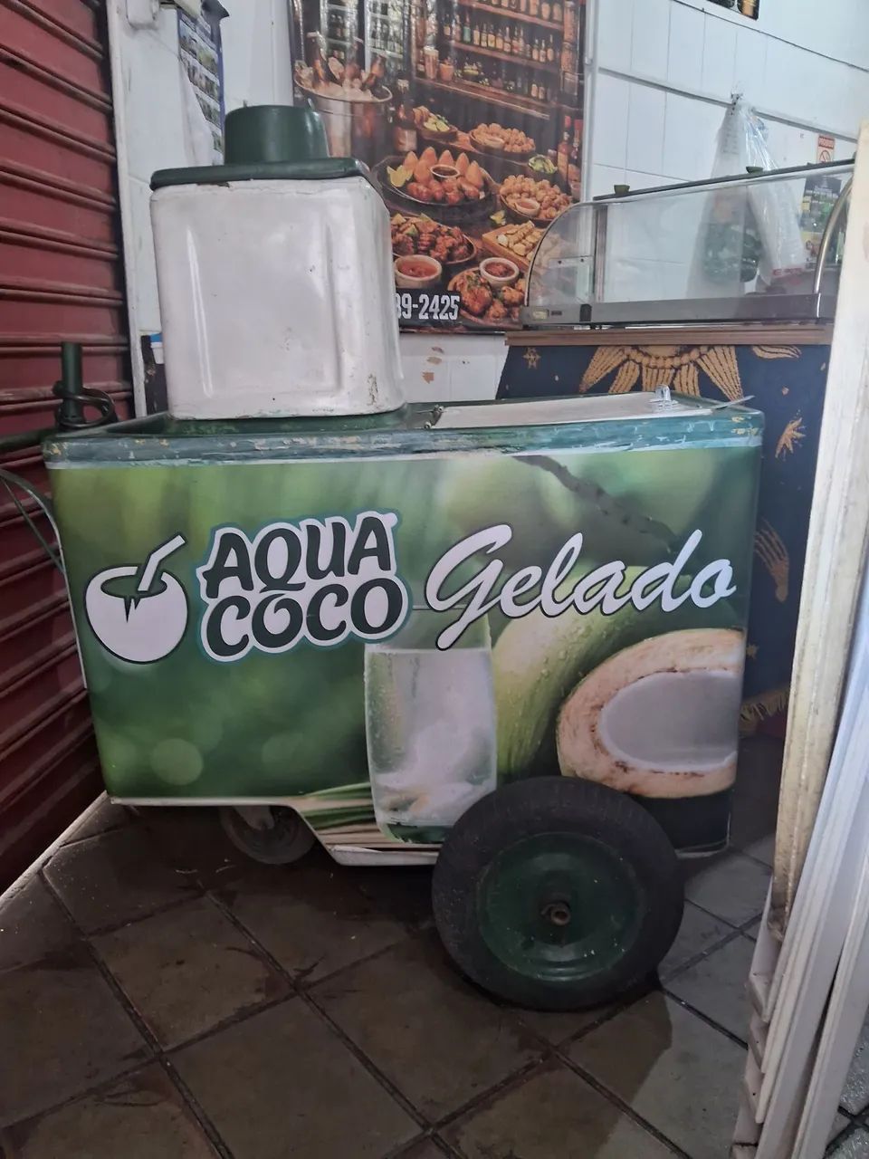 Vendo carrinho de água de coco.