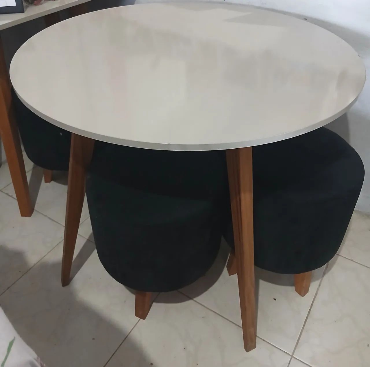 Mesa de sala com pufs