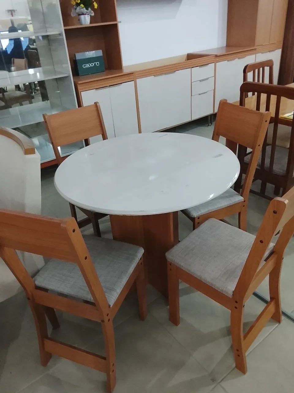 Conjunto de mesa c 4 cadeiras 