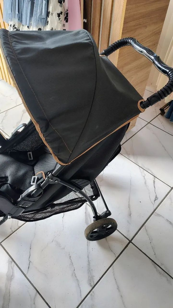 Carrinho de bebê preto  - Foto 2