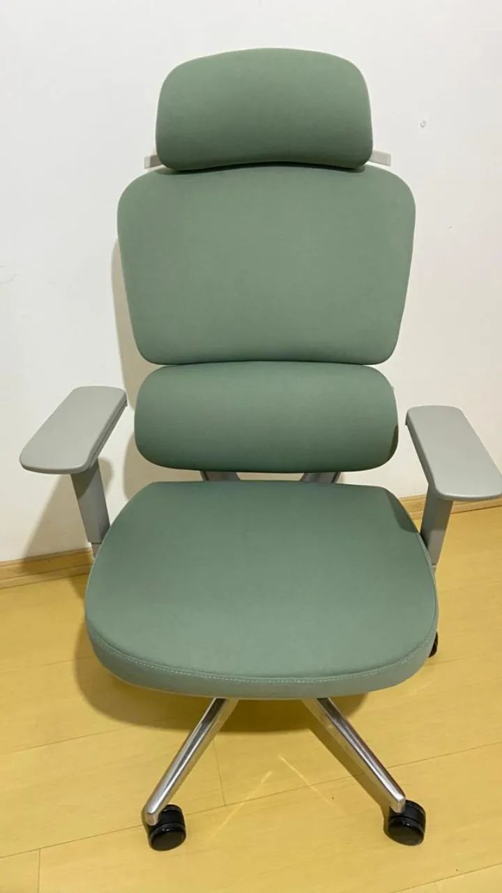 Cadeira de Escritório Comfy , Base Alumínio, Braço 4D, Assento Deslizante