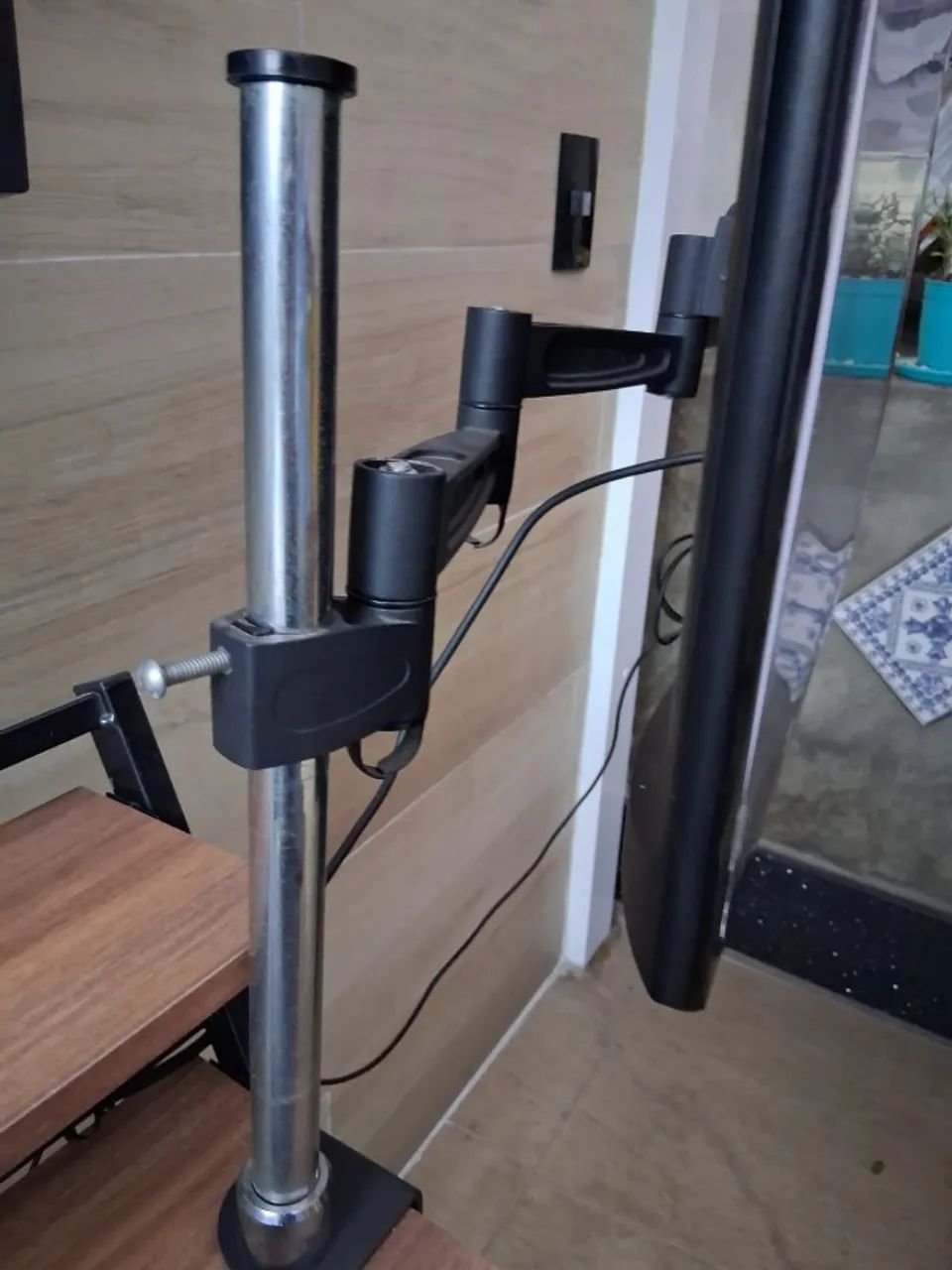 TV / Monitor Smart LG 28 Polegadas incluso Suporte para Escrivaninha e Tela Privacidade - Foto 5