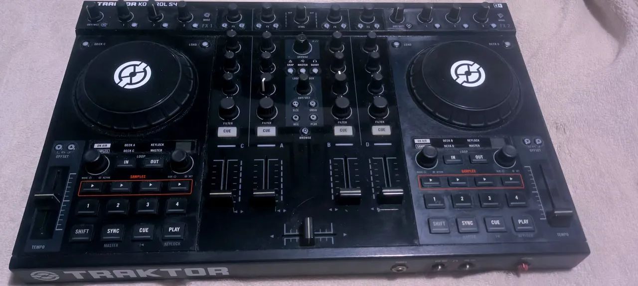 Controladora Traktor Kontrol S4 MK1 da Native Instruments para DJ - Foto 3
