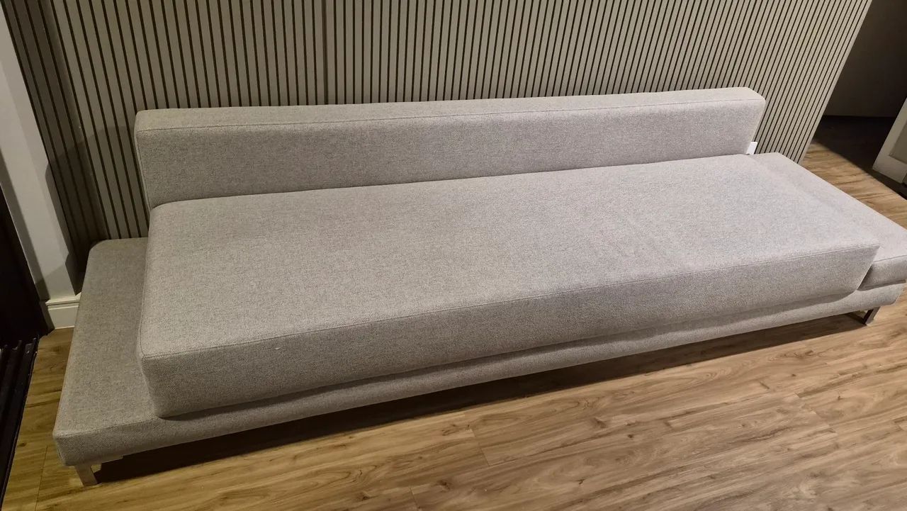 VENDO SOFÁ 2,60 m - Minimalista Cinza Claro - Foto 5