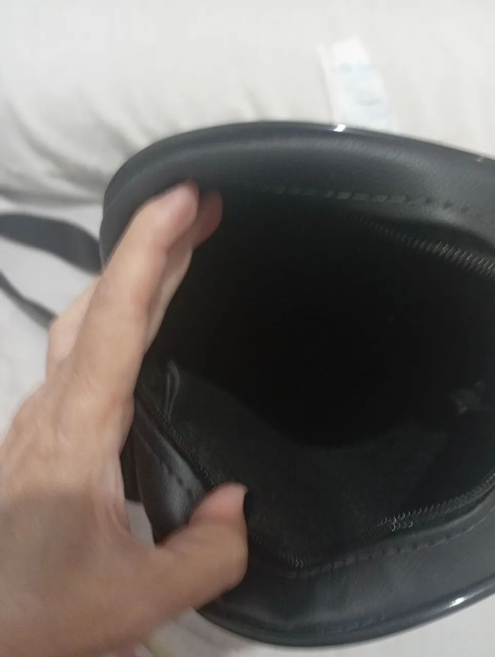 Bolsa de Lado Preta Estruturada com Aba - Foto 2