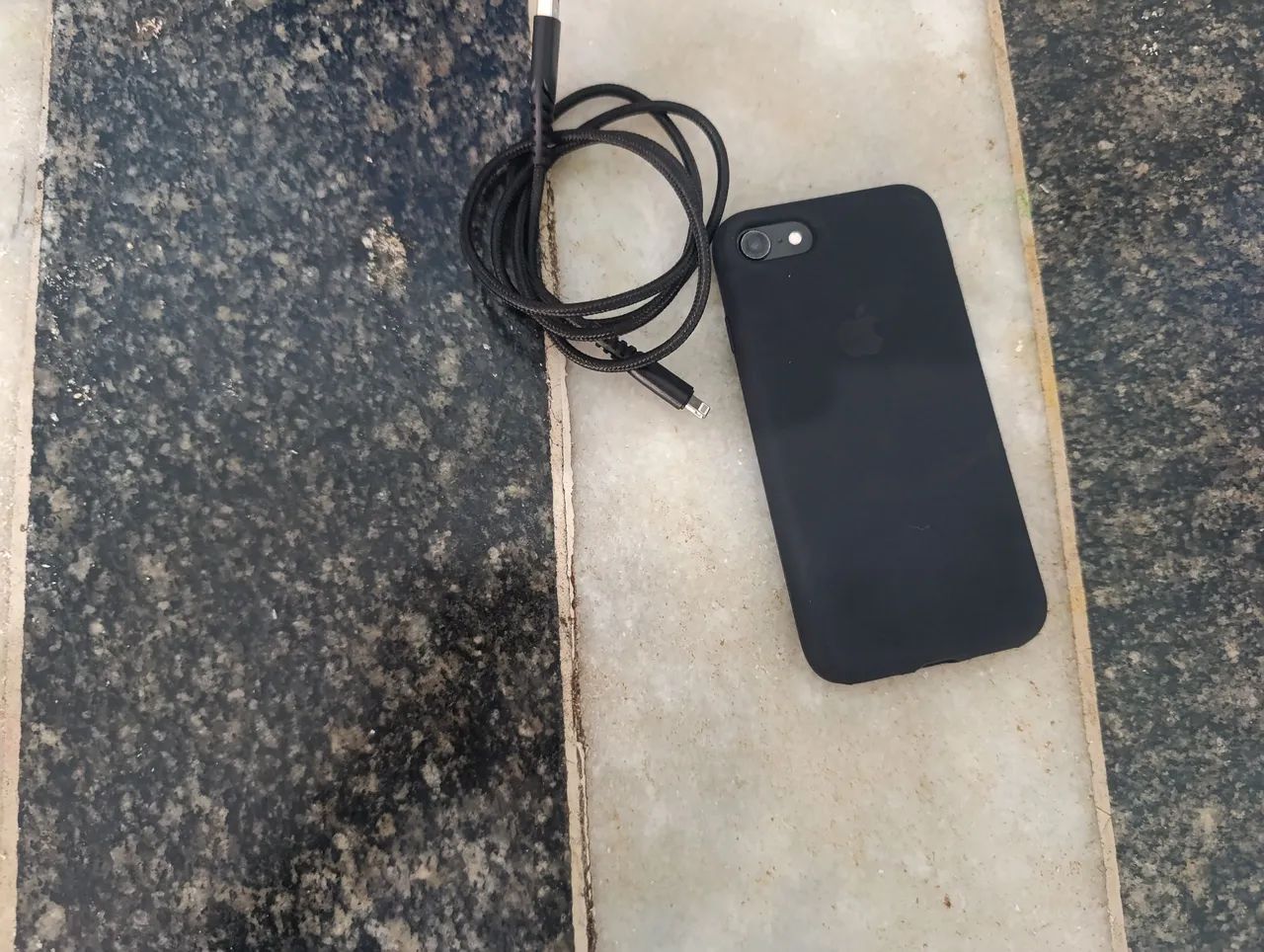 iPhone 8 usado +carregador + capinha  - Foto 5