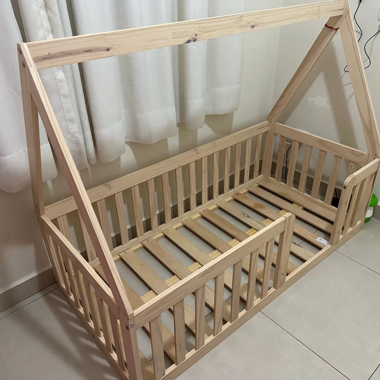 Mini Cama Montessoriana com Grade e Telhado  Natural/Bege