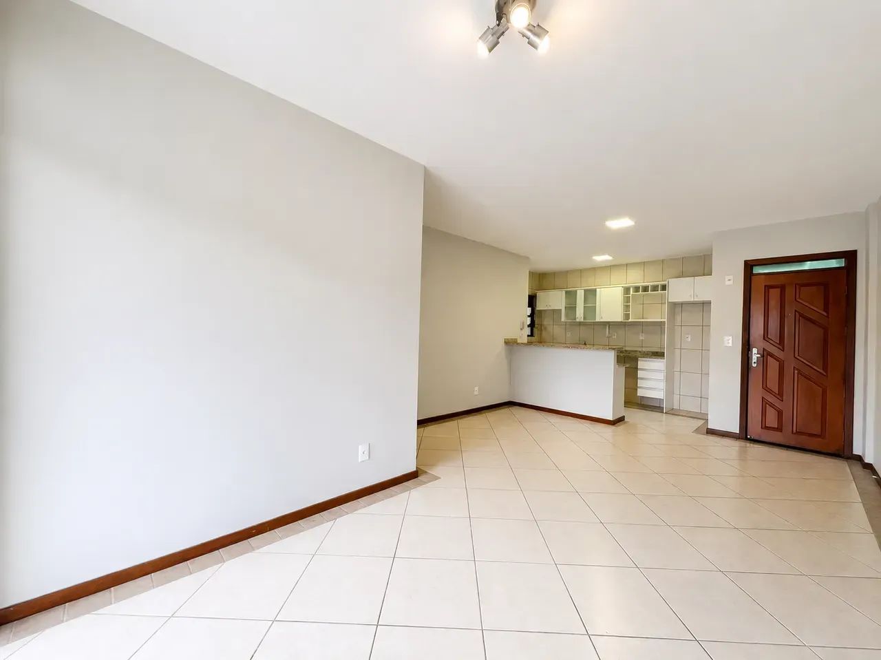 Imóvel para aluguel possui 82 metros quadrados com 3 quartos - Foto 2