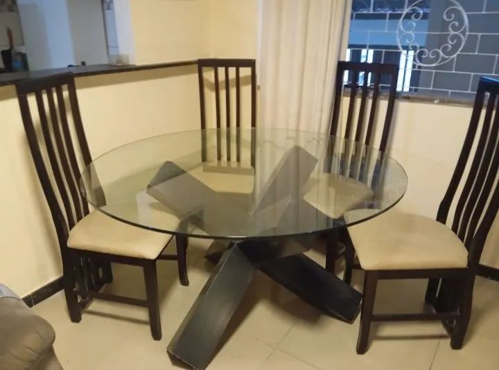 MESA COM TAMPO DE VIDRO REDONDO E 4 CADEIRAS  - Foto 2