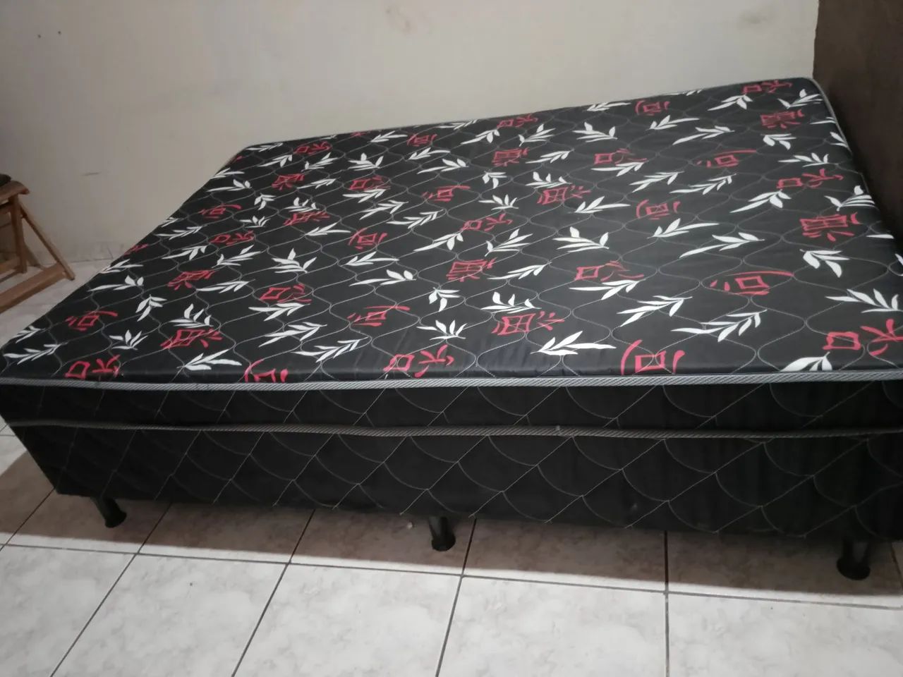 Vendo cama semi-nova casal padrão. 
