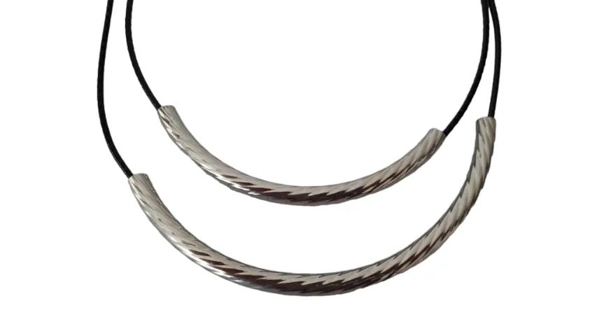 Colar Cordão Duplo Pendante Em Metal Prateado - Foto 3