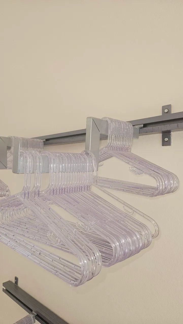 Kit com 50 Cabides Acrílicos Juvenil/Adulto - Transparentes