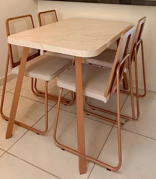 Mesa com 4 Cadeiras