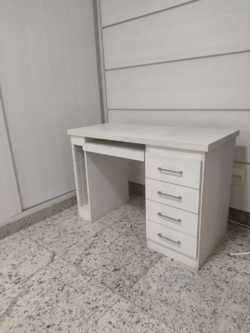 Escrivaninha Compacta com 4 Gavetas e Bandeja Retrátil - Excelente Estado - Foto 5