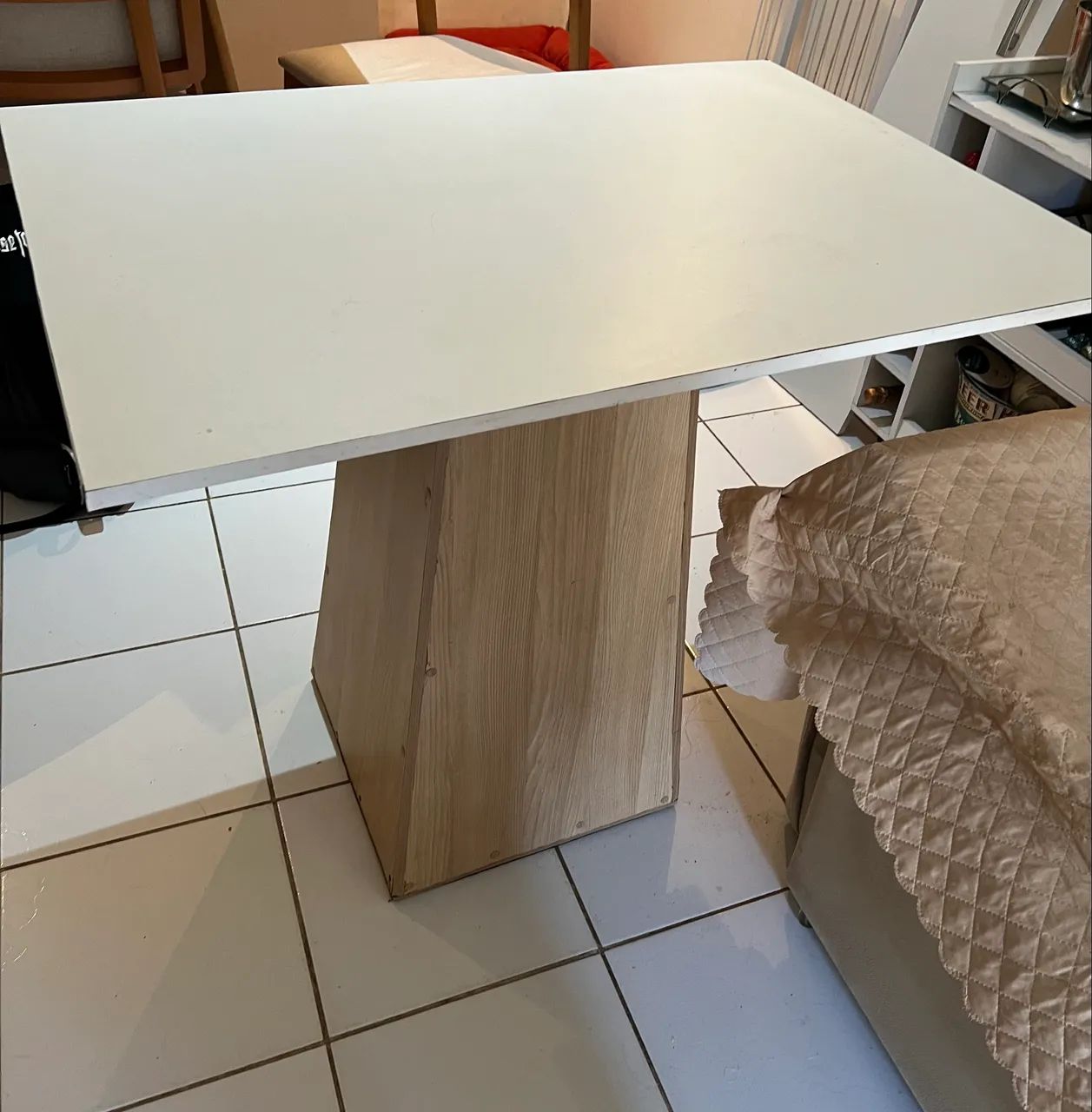 Mesa de Jantar 4 Lugares Branca com Base Amadeirada - Oportunidade