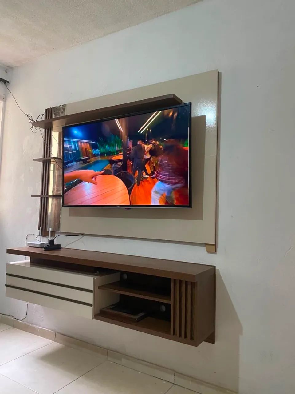 Painel e rack de madeira