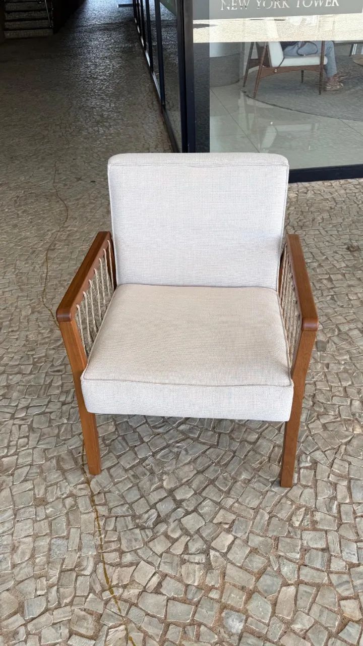 Duas poltronas em estado impecável 