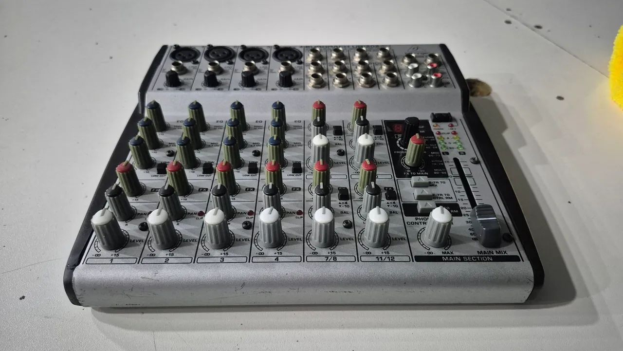 Mesa de som behringer eurorack ub1202 fx