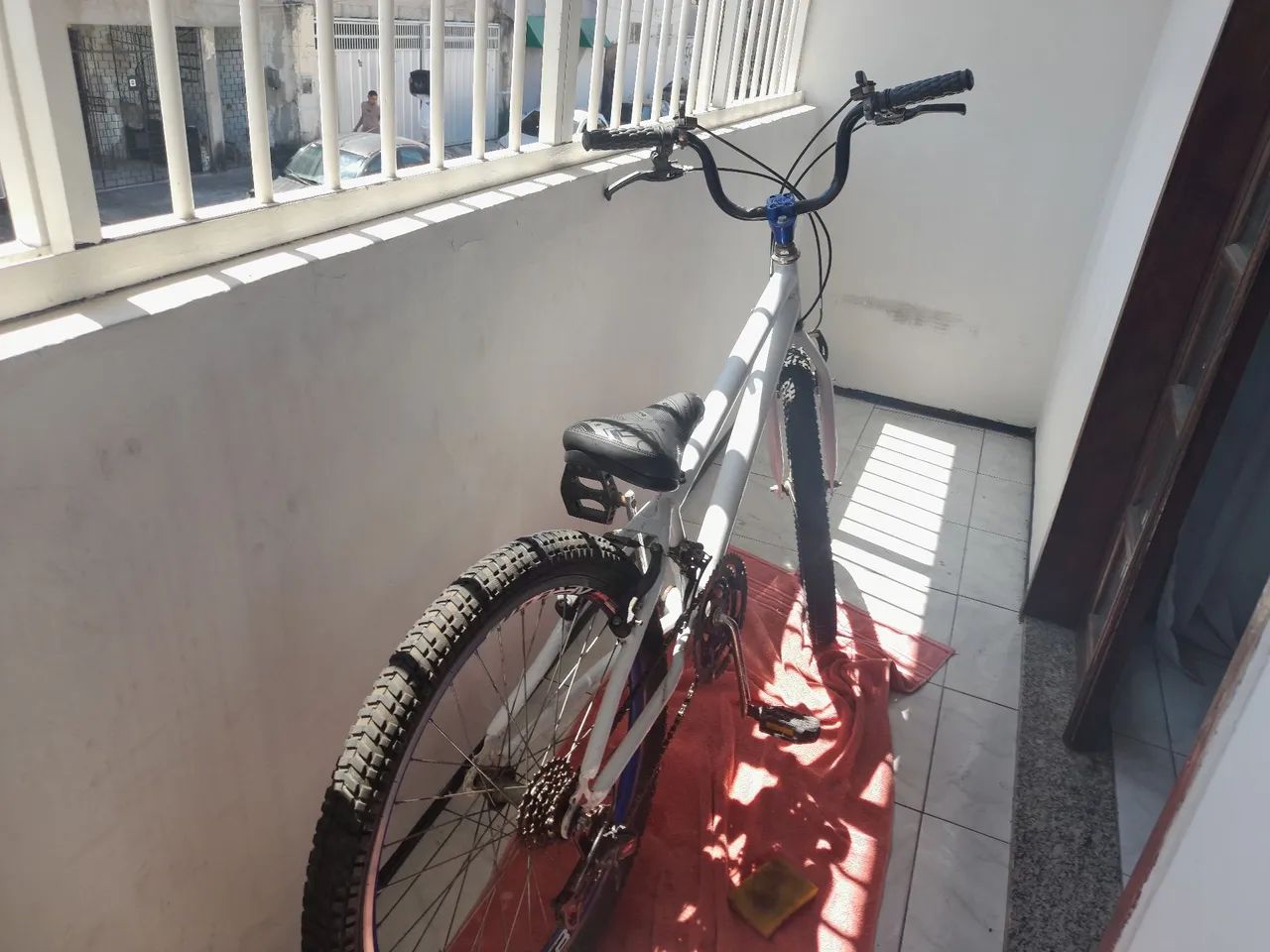 Bicicleta aro 24, banco gta, marcha três velocidades, com tranca e banco cairu de brinde - Foto 2