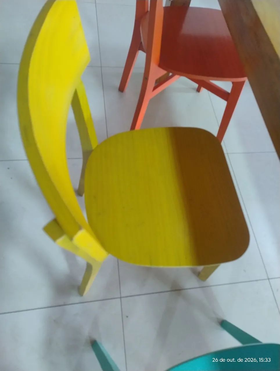 Mesa com 3 cadeiras e um banco com fino acabamento  - Foto 3