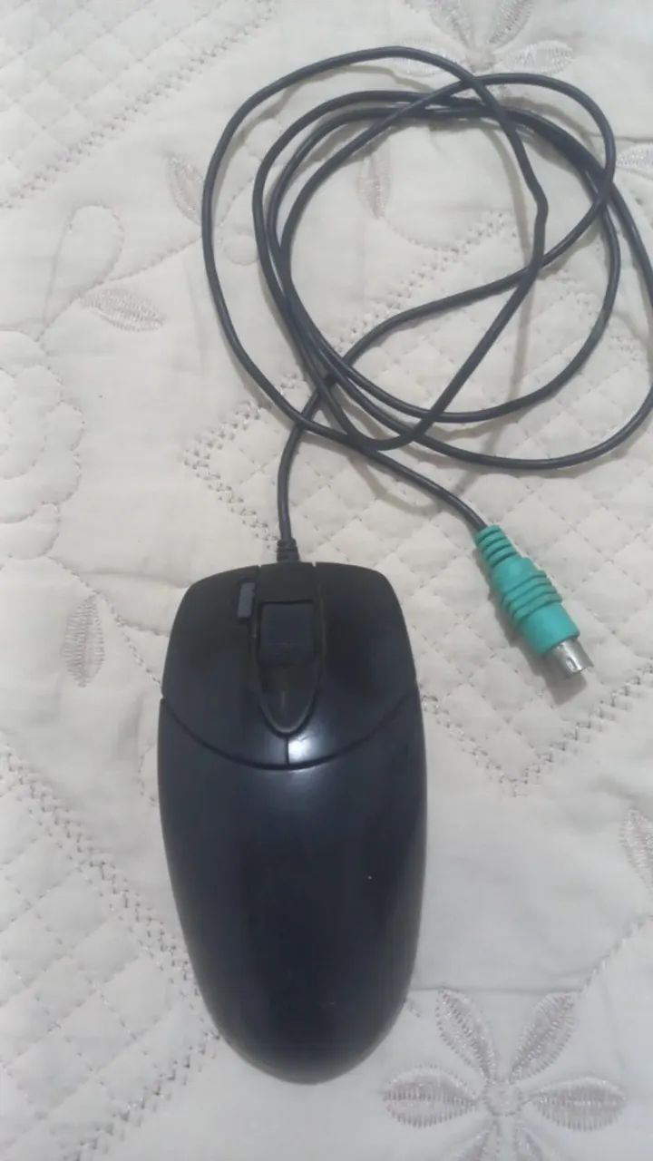 Mouse com fio usado.
