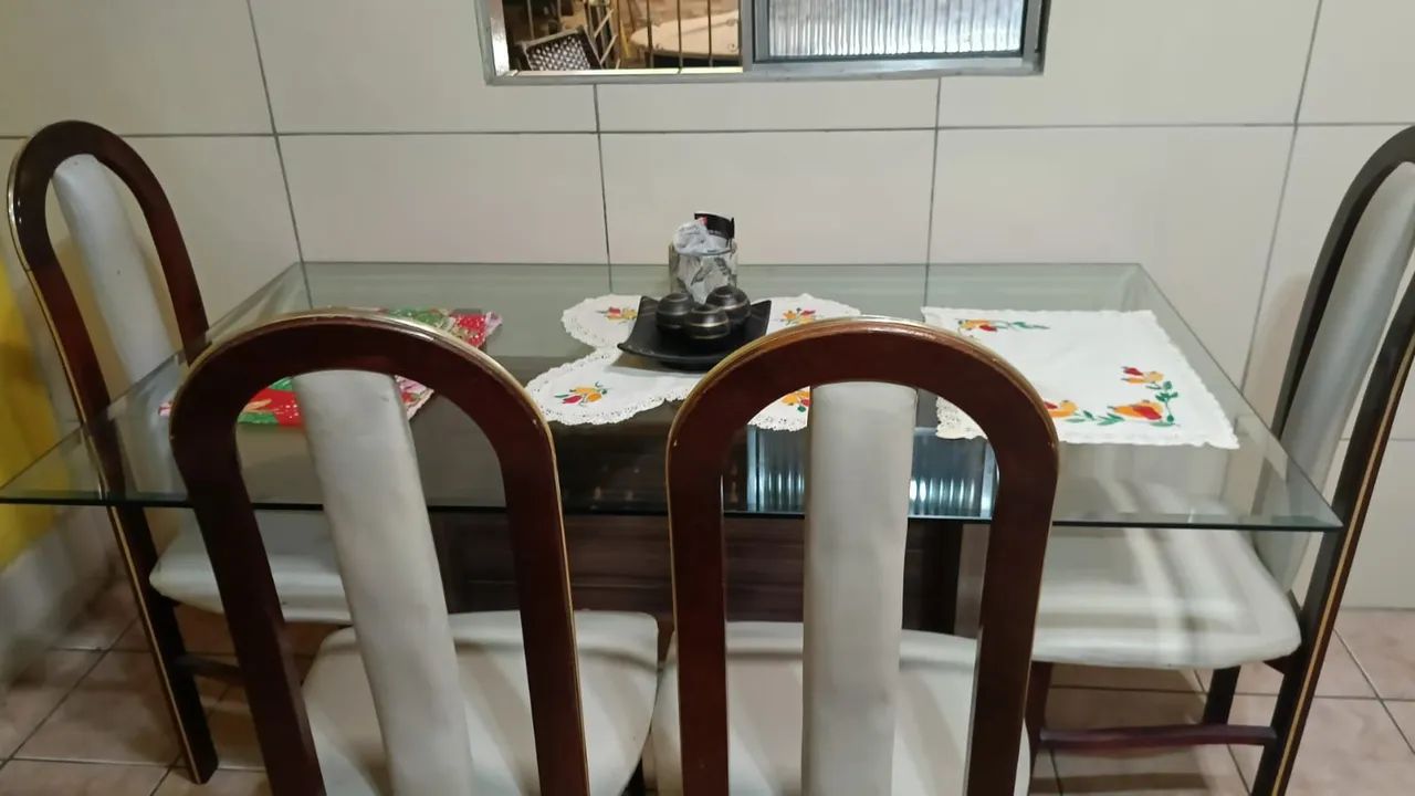 Mesa com pé de madeira pura e vidro temperado com 4 cadeiras