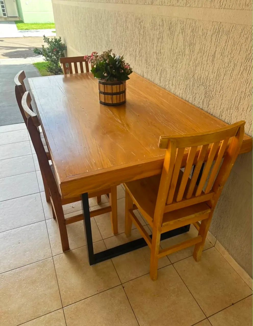 Mesa de madeira maciça 