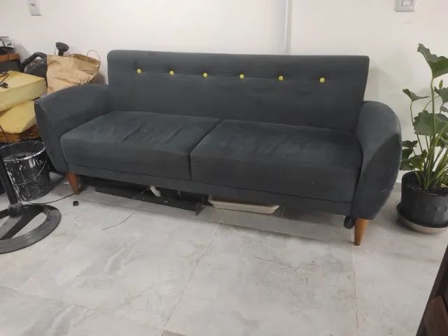 Sofá Retrô Cinza Chumbo com Botões Amarelos - Design Moderno