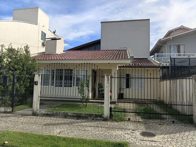 Casa, Residencial, 4 suites, 3 vaga(s) de garagem