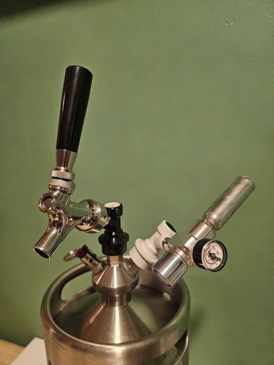 02 Choppeiras 10L (kegs + conjunto de extratores + 25 capsulas CO2) - Foto 5