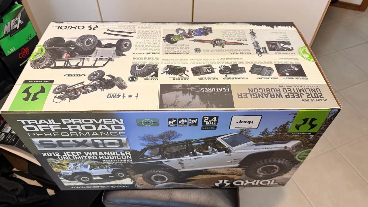 Automodelo Axial SCX10 Jeep Wrangler 1:10 bem conservado