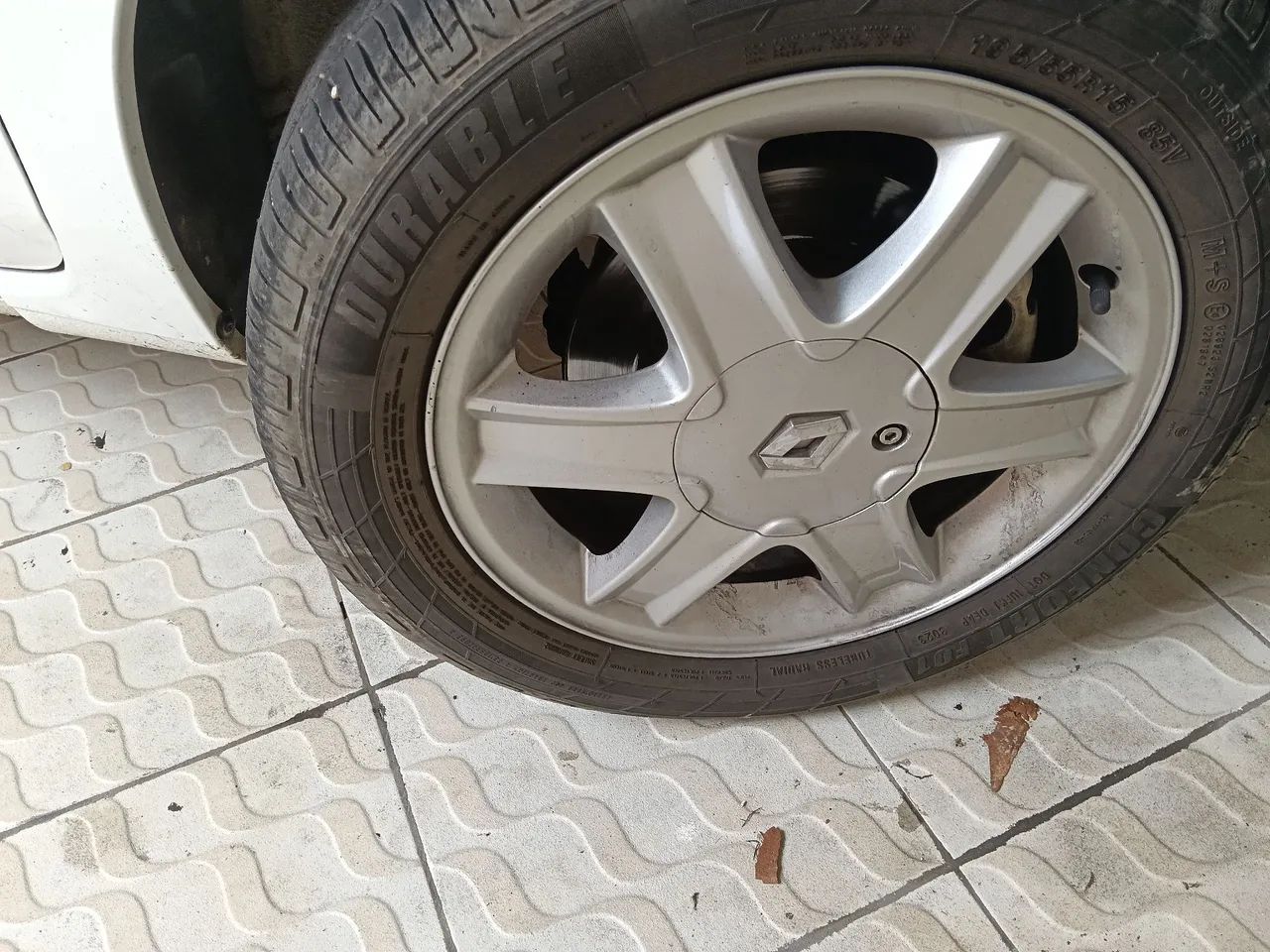 Vendo ou troco Jogo de rodas aro 15 com pneus top