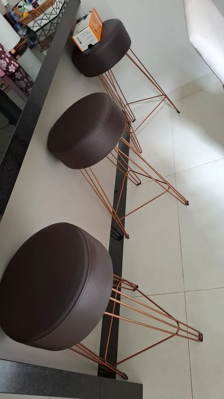 BANQUETA DE COZINHA COM PERNAS CROMADAS 