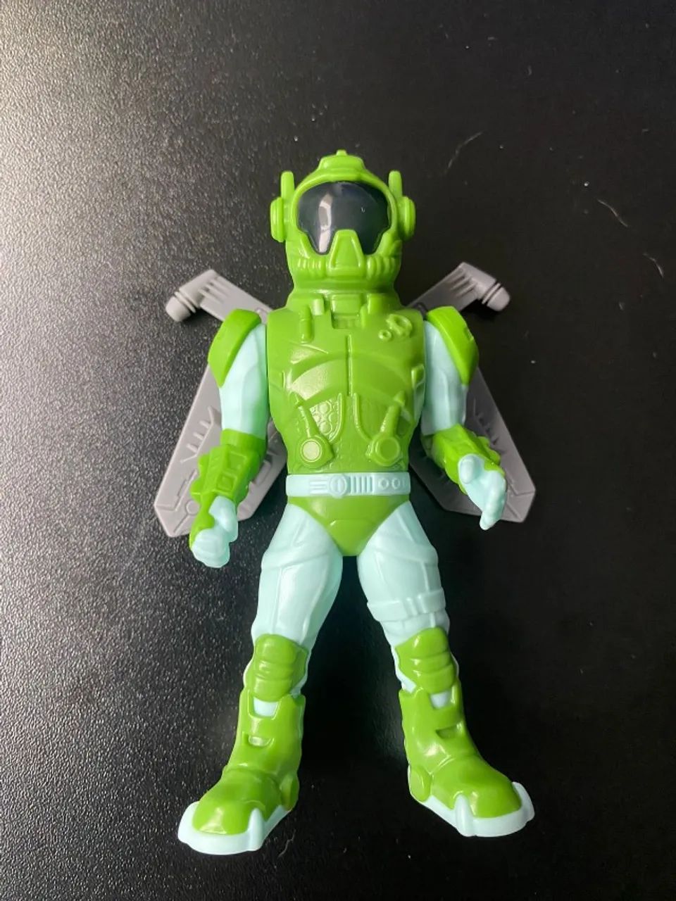 Boneco Astronauta Verde - Maxi Surprise Kinder Páscoa - Foto 2