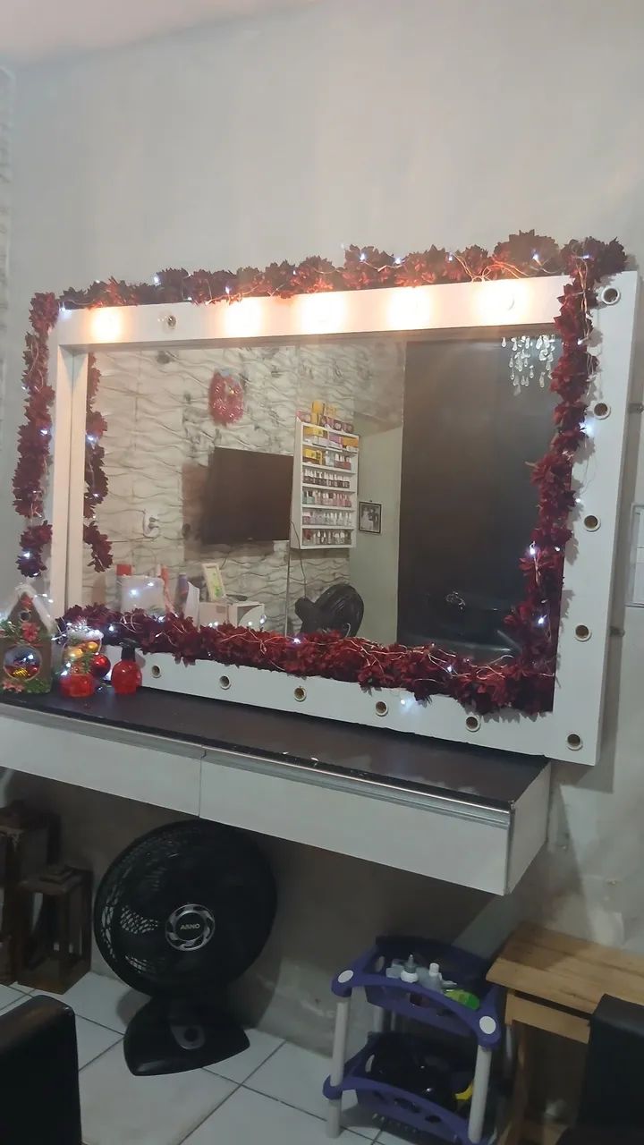 Painel com bancada e espelho
