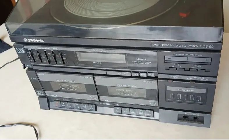 Som 3 em 1 Gradiente + 25 discos precisa de concertos