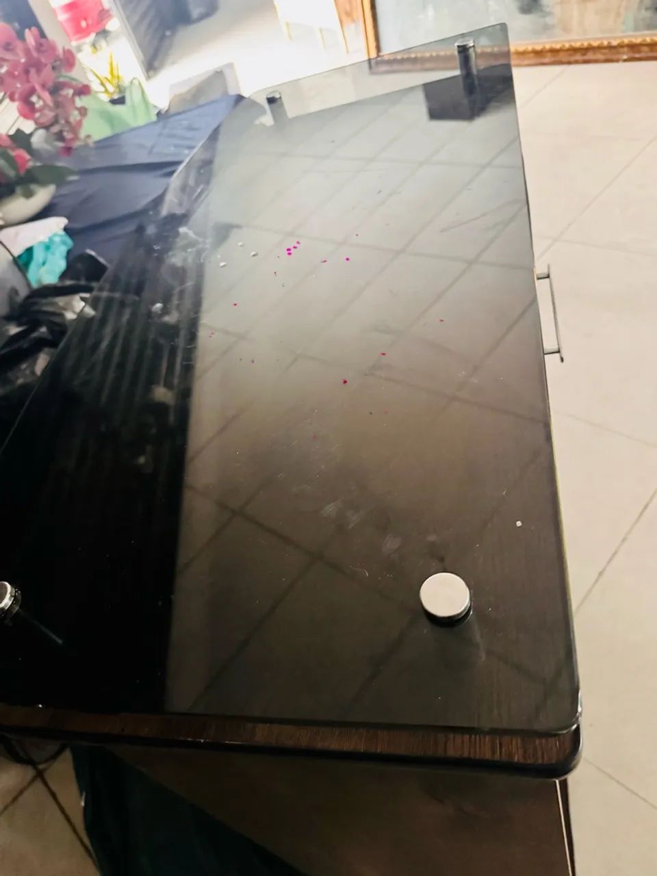 Balcão em Mdf e vidro com rodinhas em ótimo estado  - Foto 2