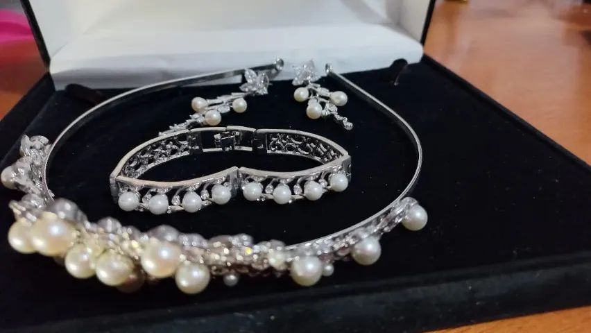 Conjunto de noiva completo com pérolas (coroa, brincos e pulseira) novo - Foto 2