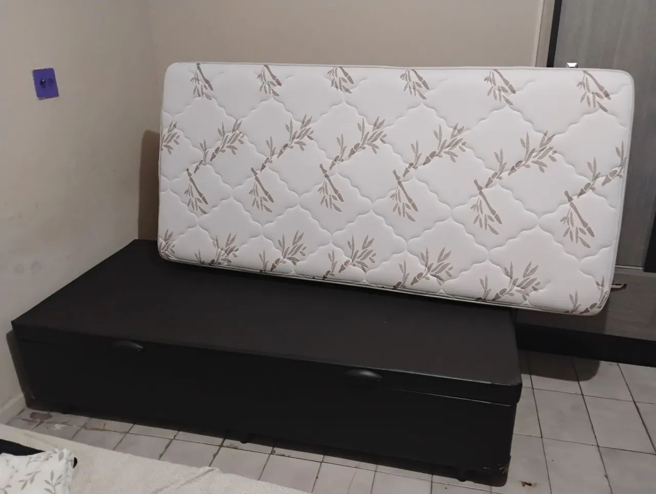Vendo cama box com baú solteiro com colchão em ótimo estado de conservação  - Foto 3