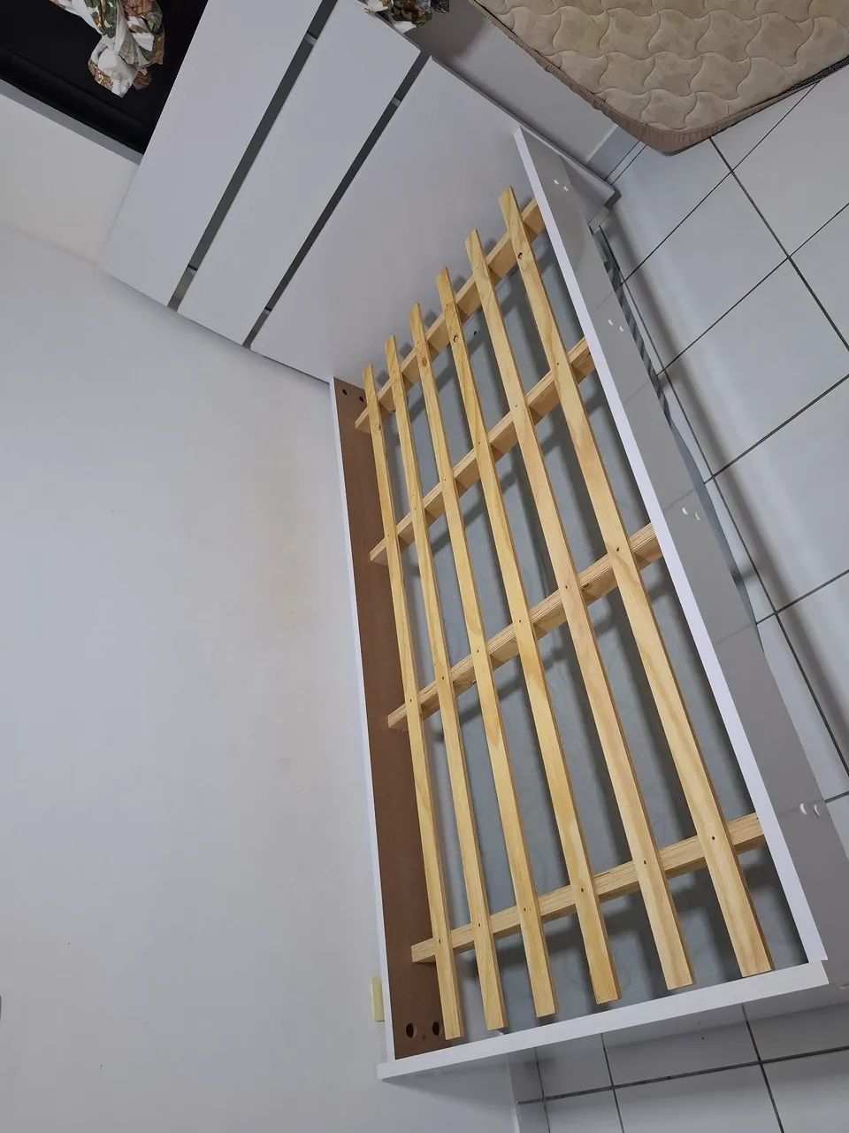 Cama de solteiro de madeira, semi nova