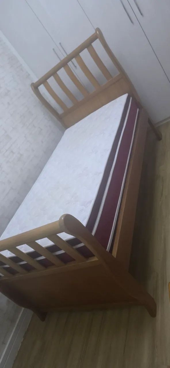 Cama madeira maciça e colchão Castor 