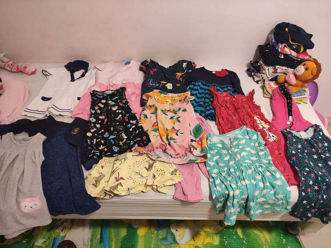 Roupas e bolsa de bebê/criança