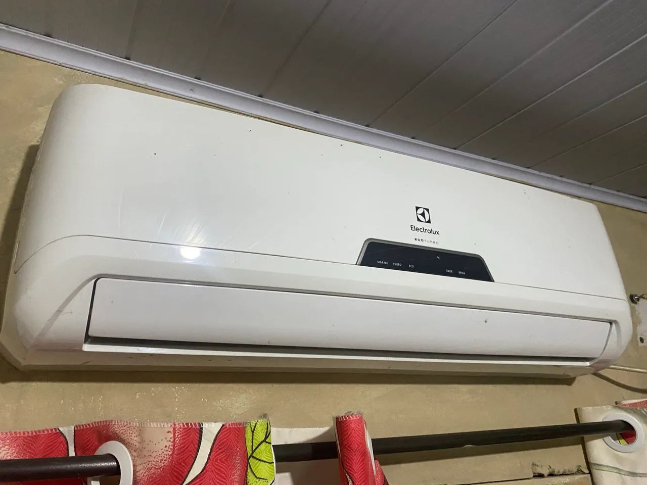 Vendo ar-condicionado 12.000 BTUs, seminovo, em ótimo estado e funcionando perfeitamente 
