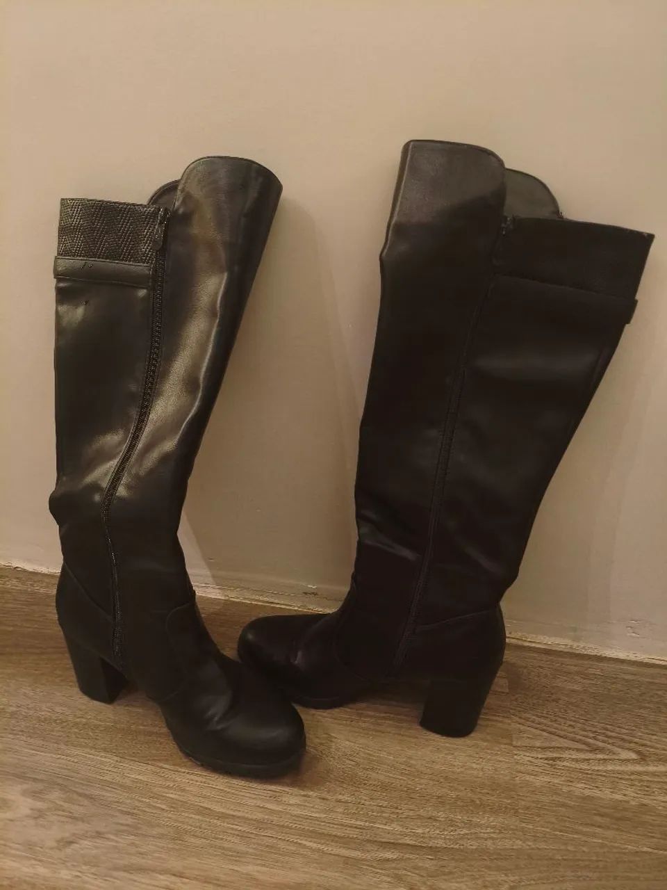 Bota de cano alto e de salto