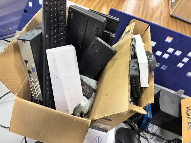 LOTE DE EQUIPAMENTOS DE INFORMATICA (PCs, fontes, 4 celulares quebrados, starlink etc; - Foto 5