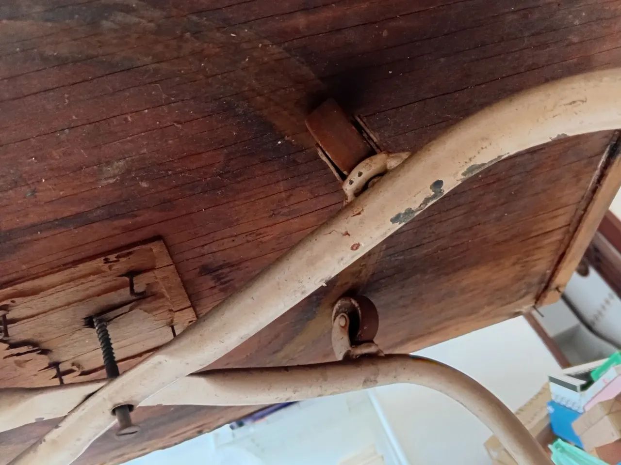 Mesa de madeira vintage com pés de ferro e giratória  - Foto 4